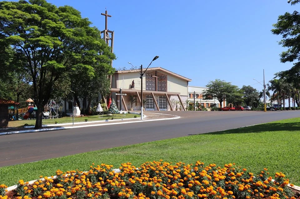 Praça Luiz Carlos Ruaro e a Paróquia São José Operário